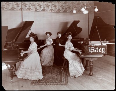 Vier Frauen sitzen an der Estey Piano Corporation, 1908 (Silbergelatine